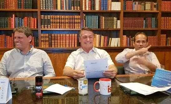 Bolsonaro diz que está na hora de o Brasil “voltar a sorrir e fazer piada”