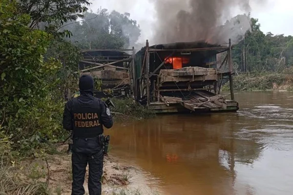 Foto colorida de ação da Polícia Federal e Ibama para destruição de dragas no garimpo ilegal - Metrópoles