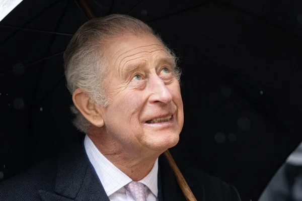 Cruel? Fiel amiga da rainha Elizabeth será despejada pelo rei Charles