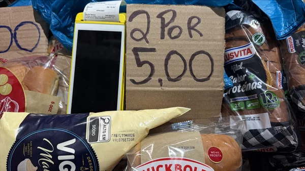 Polícia encontra produtos vencidos que seriam vendidos em feira no Rio