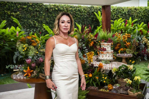 Ao lado das amigas, Arlete Egido celebra novo ciclo com festa badalada