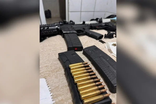 Imagem colorida mostra apreensão de armas, drogas e dinheiro em Paraisópolis, zona sul de São Paulo