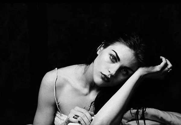 Frances Bean Cobain, filha de Kurt Cobain, lança primeira música