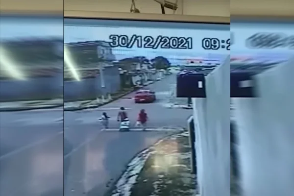 Vídeo mostra ladrão roubando bicicleta de criança de 8 anos no DF