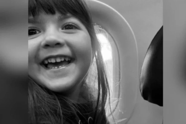Adriana, mãe de Liz, de 3 anos, que morreu no acidente da Voepass em agosto, vê suspensão dos voos da companhia como "luz no fim do túnel" - Metrópoles