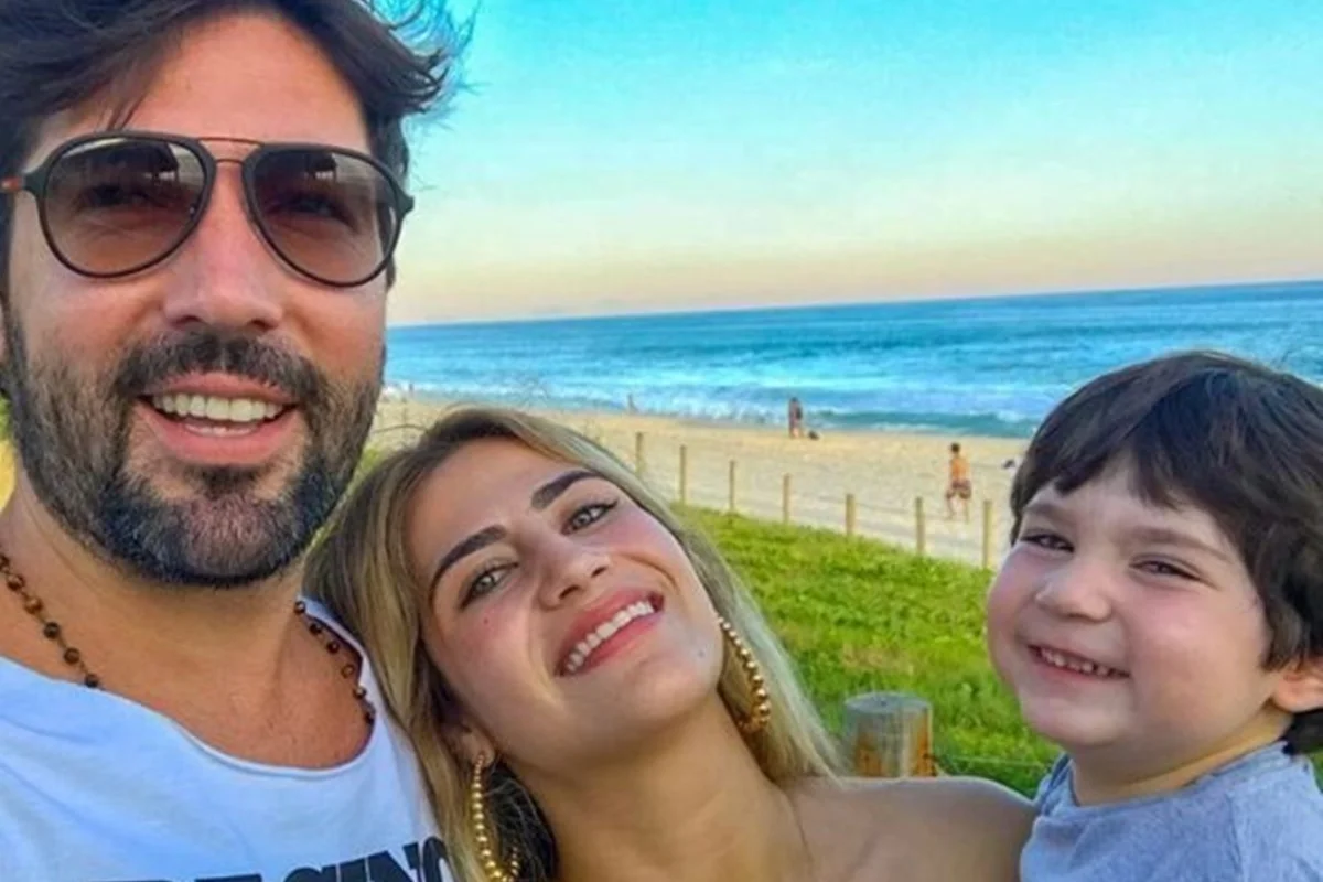 Sandro Pedroso, Jéssica Costa e o filho, Noah posam juntos e sorridentes Sandro Pedroso, Jéssica Costa e o filho, Noah posam juntos e sorridentes