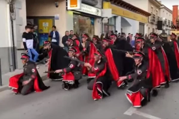 Desfile de Carnaval causa polêmica na internet com ala nazista