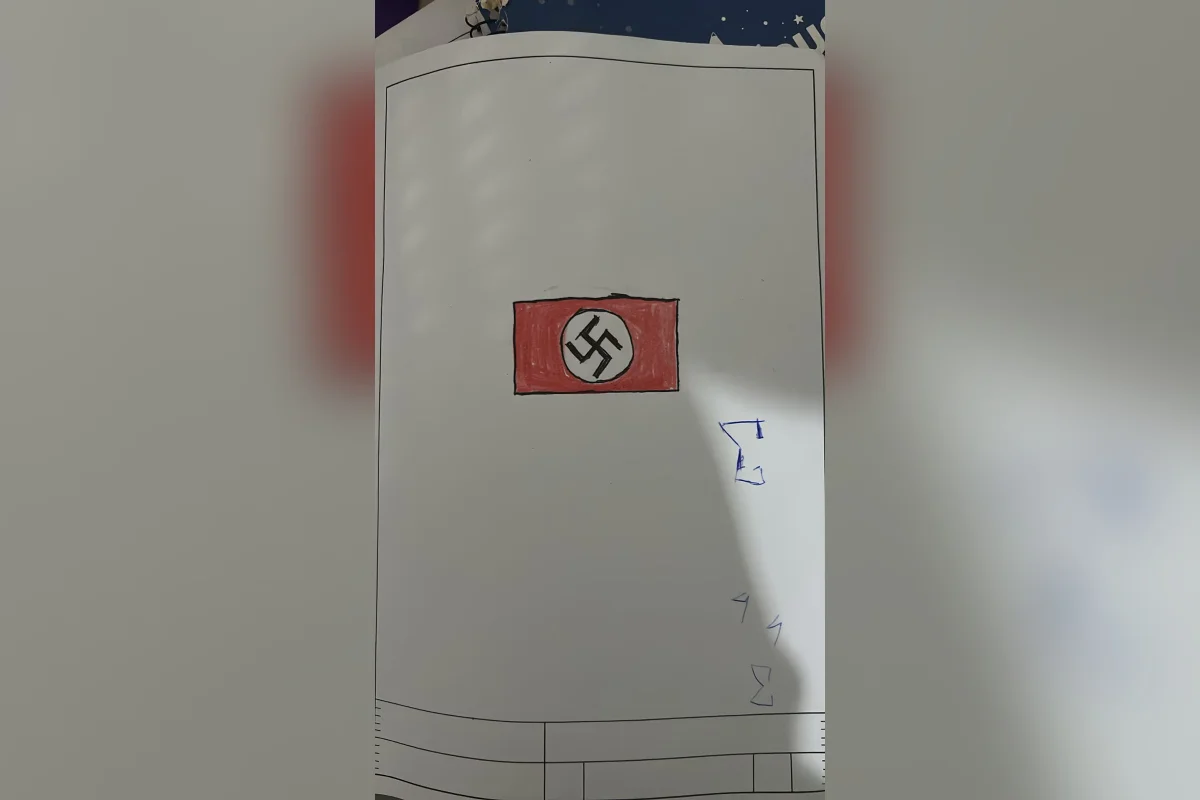 PF prende jovem de 19 anos com máscara e caderno de desenhos nazistas - imagem 1 PF prende jovem de 19 anos com máscara e caderno de desenhos nazistas - imagem 1