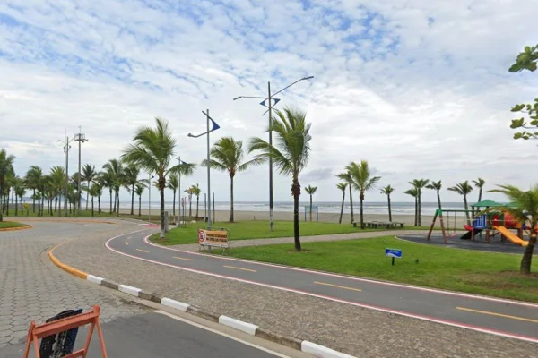 Imagem colorida mostra praia de Maitinga, em Bertioga, onde casal foi atropelado - Metrópoles