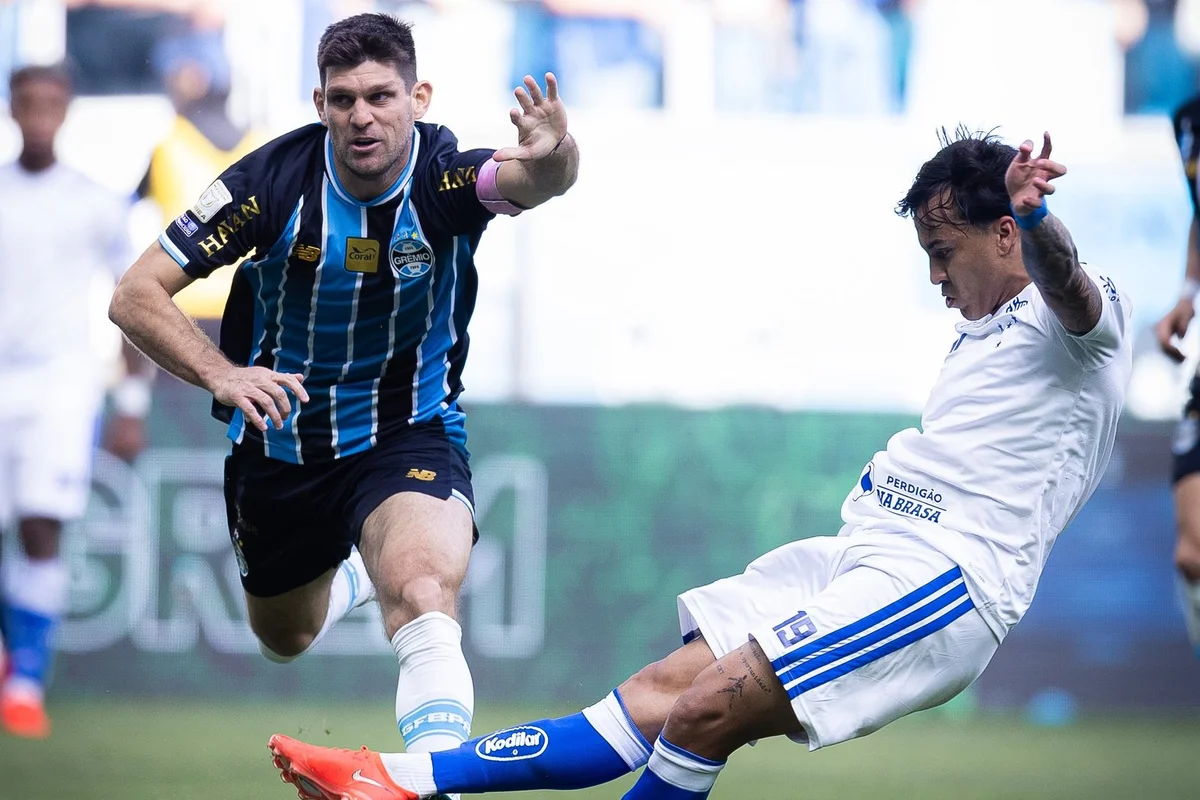 Kaio Jorge faz hat-trick, Cruzeiro vira sobre o Grêmio e entra no G4