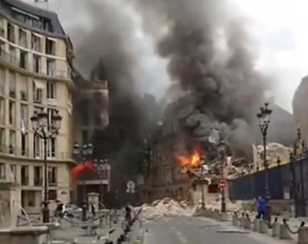 Imagem colorida de prédios em Paris, França, em chamas após explosão de gás - Metrópoles