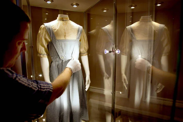 Vestido xadrez em um maniquin sendo exposto