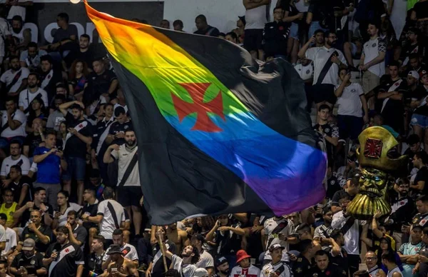 Imagem colorida da torcida do Vasco