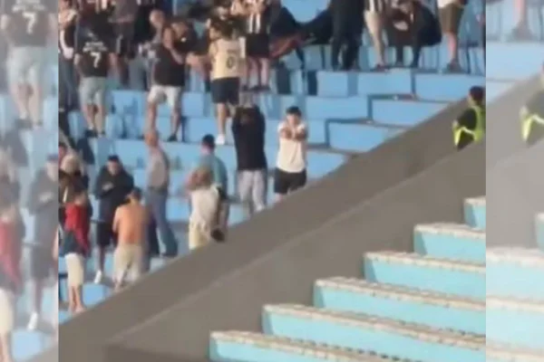 Imagem colorida de suposto torcedor do Botafogo fazendo gesto na arquibancada- Metrópoles