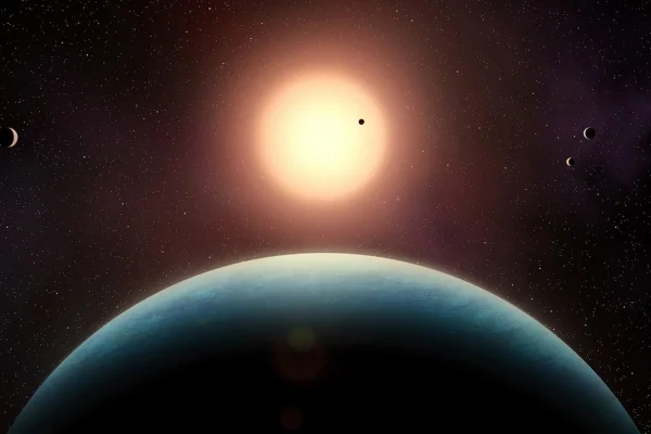 Ilustração do sistema planetário de L 98-59. Cinco pequenos exoplanetas orbitam em torno desta estrela anã vermelha, localizados a 35 anos-luz de distância. No primeiro plano, está a super-Terra L 98-59 f, na zona habitável, cuja existência foi confirmada neste estudo