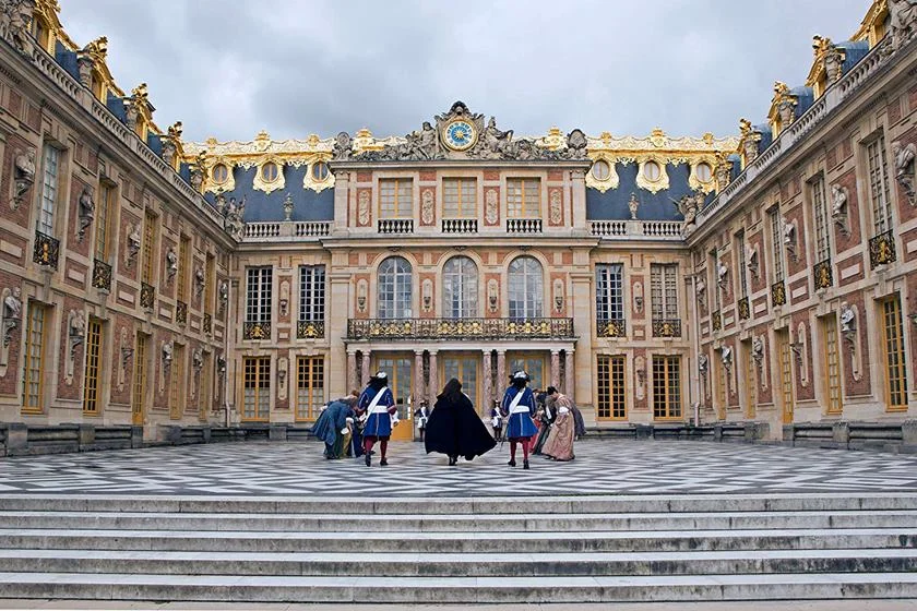<b>Versailles:</b> construído por encomenda do rei Luís XIV, o suntuoso palácio logo se torna um campo para batalhas de política e de amor, além de uma prisão disfarçada para a nobreza. Assista na <a href="https://www.netflix.com/br/title/80099753">Netflix</a> <b>Versailles:</b> construído por encomenda do rei Luís XIV, o suntuoso palácio logo se torna um campo para batalhas de política e de amor, além de uma prisão disfarçada para a nobreza. Assista na <a href="https://www.netflix.com/br/title/80099753">Netflix</a>