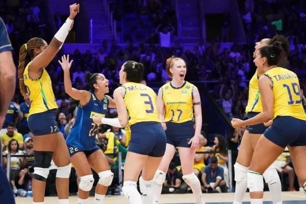 Imagem colorida da partida entre Brasil x EUA, pela VNL