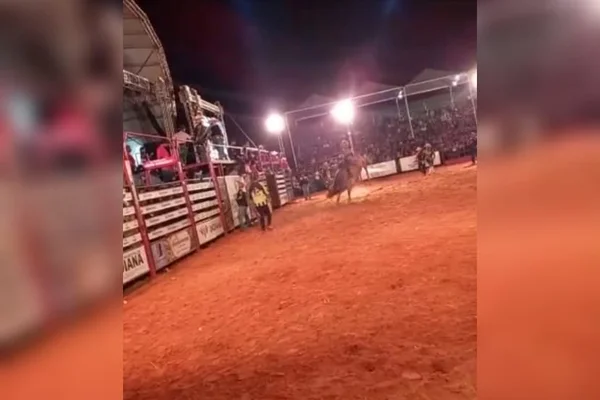 SP: peão morre após ser pisoteado por touro em prova de rodeio; vídeo