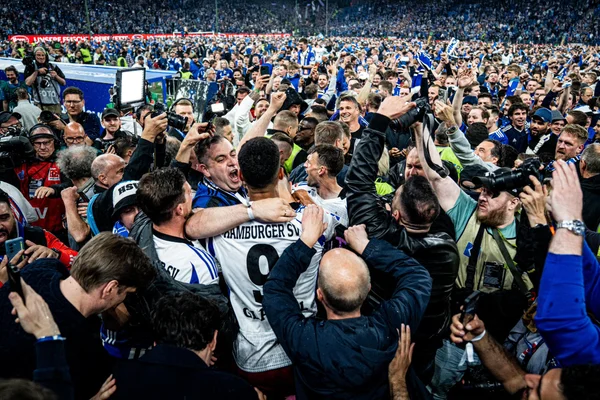 Imagem do Hamburgo comemorando título da Série B da Bundesliga - metrópoles