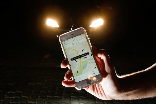 celular aberto no aplicativo de transporte uber