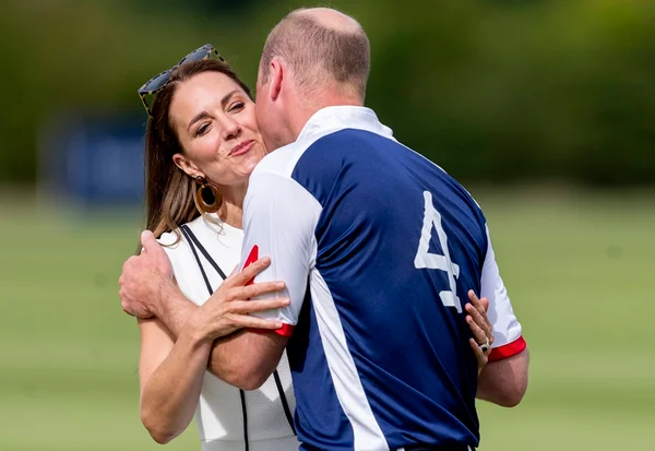 Sedutora e beijoqueira, Kate flerta com William em jogo de polo