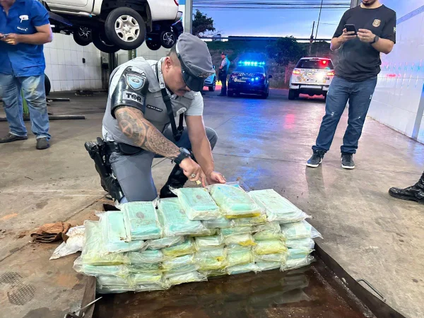 Imagem colorida mostra pacotes de cocaína apreendidos pela polícia em rodovia no interior de São Paulo - Metrópoles