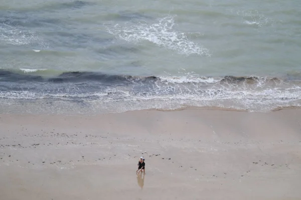 Imagem colorida, praia imprópria para banho em Pernambuco - Metrópoles