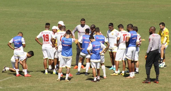 Após classificação, Jacaré se reapresenta com clima leve e confiança