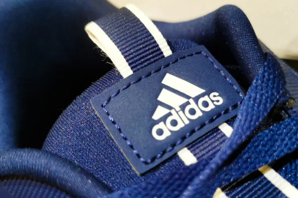 Imagem de tênis azul da Adidas - Metrópoles