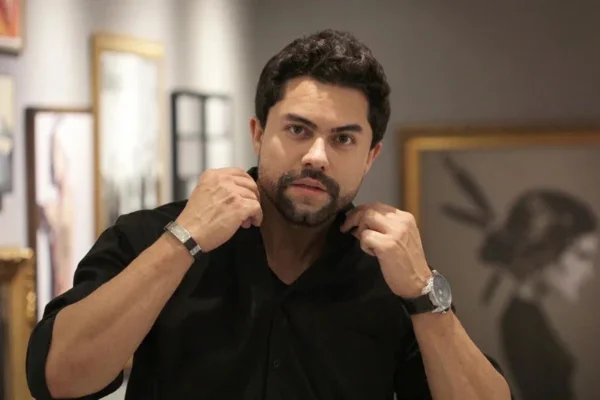 Rafael Suco de camisa preta ajeitando a gola - Metrópoles