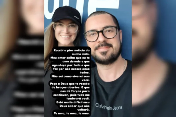 Mulher com boné e óculos ao lado de homem com óculos e barba; ambos sorriem - Metrópoles