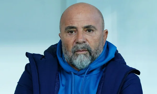 Jorge Sampaoli no banco de reservas - Metrópoles