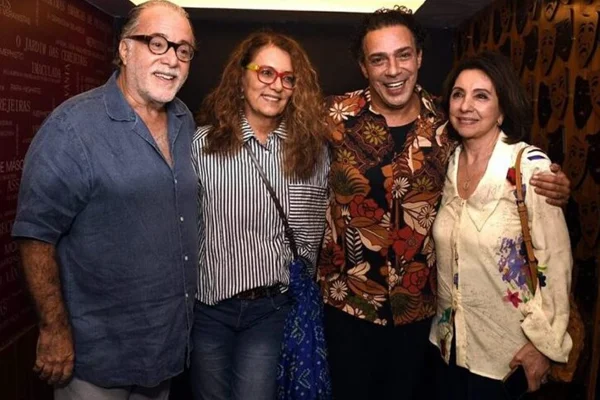 Foto de Marcelo Médici entre Tony Ramos, Patrycia Travassos e Lidiane Ramos reunidos