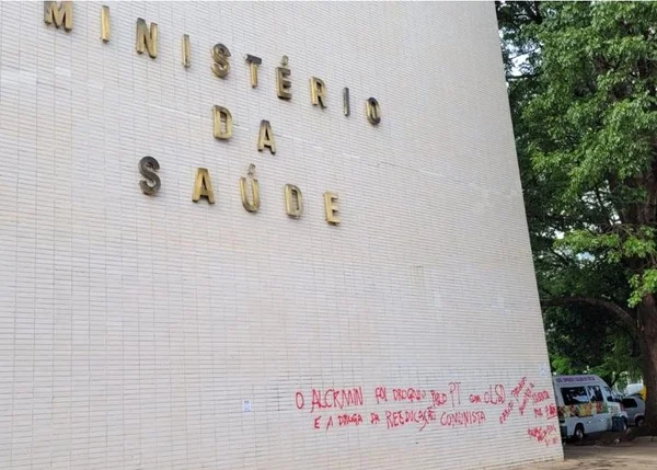 Lateral de ministério na Esplanada aparece pichado com tinta vermelha, ameaçando o vice-presidente eleito Geraldo Alckmin e dizendo que ele foi "drogado" - Metrópoles