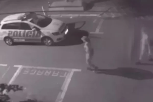 Carro da Polícia Militar atropela e arrasta morador de rua em Goiânia