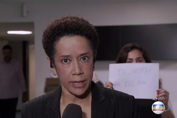 Mulher invade link do Jornal Nacional com cartaz “Eu votei na Dilma”