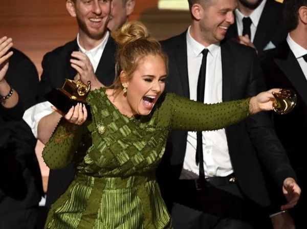Adele recusa show de R$ 4 mi para ficar em casa cuidando do jardim