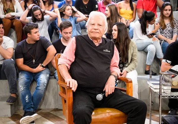 Cid Moreira aparece quase irreconhecível ao lado da mulher e choca fãs