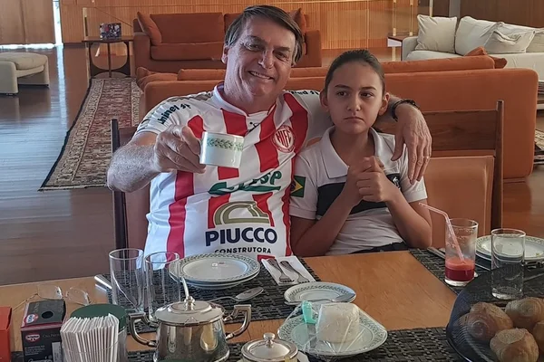 Bolsonaro reage a comentário: “Alguém já te mandou tomar uma Caracu hoje?”