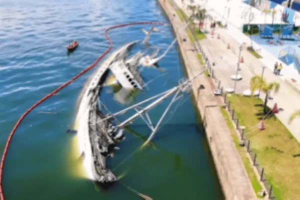 Navio histórico tomba no cais do Porto de Santos e será removido