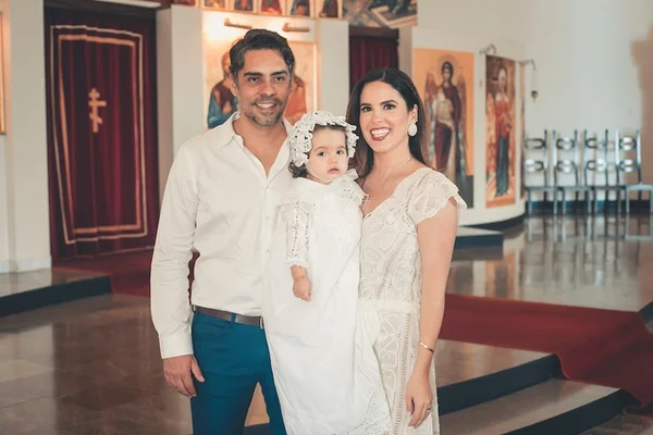 Dia de benção: Denise Gebrim e Uéliton Caetano batizam Maria Helena