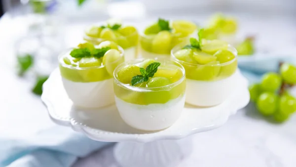 Mousse de chocolate branco com uva