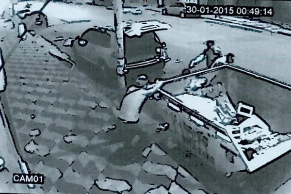 Captura de tela de câmera de segurança que mostrou assassinato de lojista da 25 de Março por máfia chinesa. - Metrópoles
