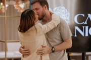 Thiago Nigro e Maíra Cardi dão beijão