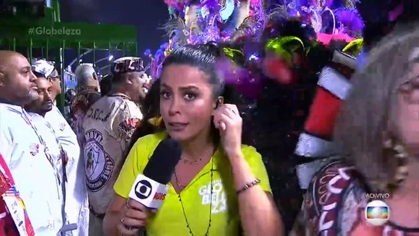 Repórter perde brinco durante cobertura de Carnaval: “Voou!”
