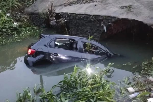 Foto colorida do carro da vítima dentro do rio - Metrópoles