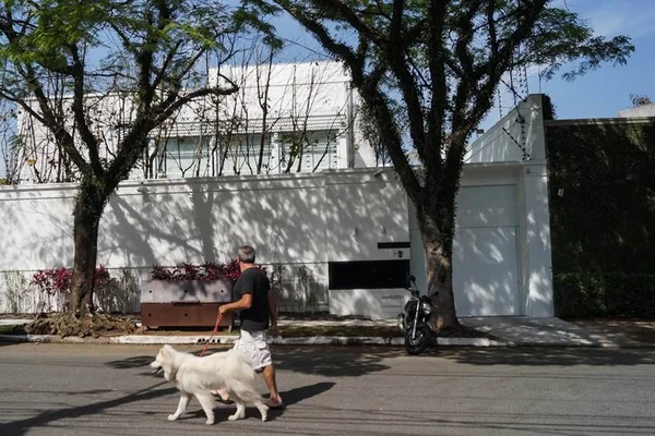 Casa de Joesley em SP tem movimentação, mas empresário não é visto