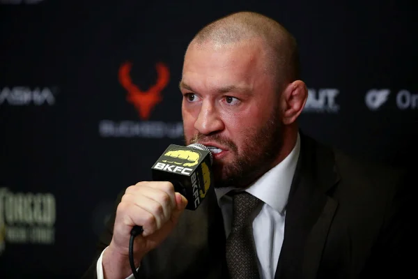 Imagem colorida de Conor McGregor- Metrópoles