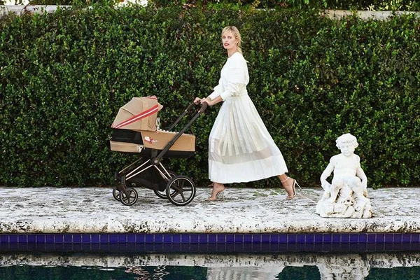 Supermodelo Karolina Kurkova lança linha de artigos para bebês
