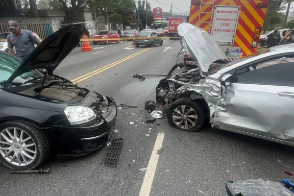Uma das vítimas teve fratura na perna. O acidente envolvendo três carros e duas motos aconteceu na Estrada de Itapecerica, no Capão Redondo - Metrópoles